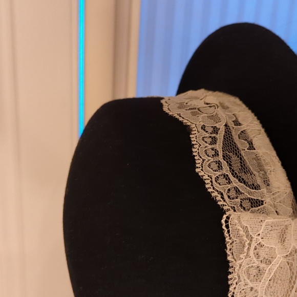 Vintage black hat with lace bow - Picture 4 of 7